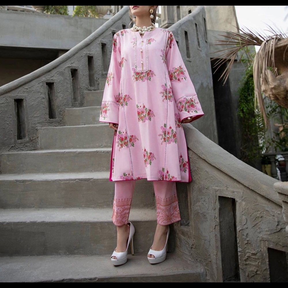 Light pink floral 3-piece Pakistani Suit/Kurta set